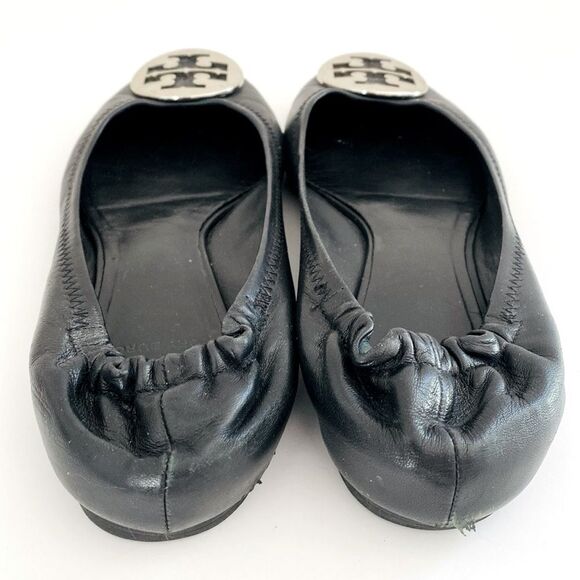 Tory Burch Iconic Black Leather Flats Silver Tone Logo Plate sz 8 Luxury Elegant - Picture 6 of 13